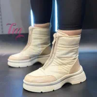 فروشنده خانم برای کفش فروشی