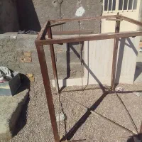 یک در حمام و چهار پایه کولر