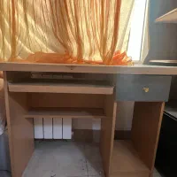 میز تحریر و کامپیوتر