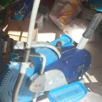 دوچرخه ثابت فروش فروشی و دو عدد دوچرخه دیگر