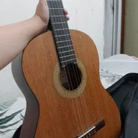 گیتار در حد نو استفاده نشده