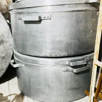 دو تا دیگ بزرگ نذری