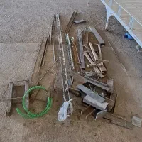 مقداری ضایعات اهن‌و قوطی