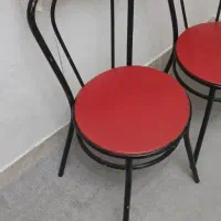 یک عدد صندلی فلزی