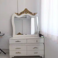 تخت خواب و آینه دلاور