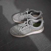 کفش|کیف، کفش، کمربند|خاش, |دیوار