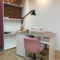 میز با چراغ کار و تعدادی لوازم ناخن