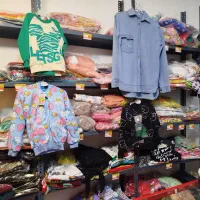 یه تعداد لباس زنانه و بچه گانه