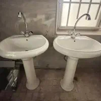 دو عدد روشویی با پایه قدیمی کاملا سالم و بدون شیر