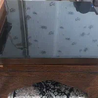 1عددمیزوسط شیشه  داره قابل چرخش همراه با ۳عدد عسلی