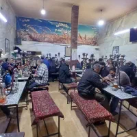 سری زن قلیان و کارگر ساده وسط کار