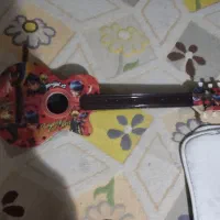 گیتار  پلاستیکی تمیز سالم|گیتار، بیس، امپلیفایر|بوشهر, |دیوار