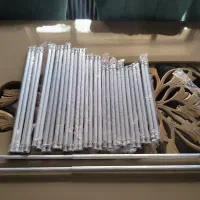 پارچه پرده و  چوب پرده پشت پنجره ای