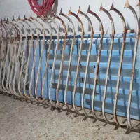 نرده اهنی و شاخ گوزنی و درو پنجره