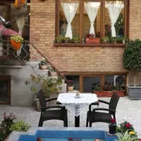 یک خانم برای کار در کافه مدل سنتی