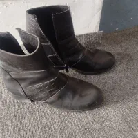 چکمه سایز ۳۹ ی جفت کفش دخترانه سایز ۳۵