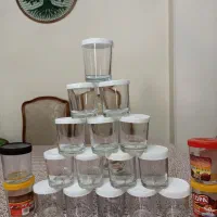بطریهای شیشه ای و لیوان درب دار