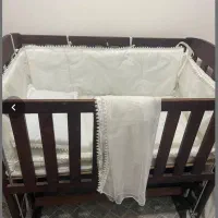 گهواره و تخت کنار مادرچوبی