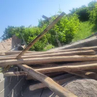 تعدادی چوب بار انداز وتخته