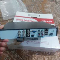 دوربین  و مانتور با دستگاه و شنونگر