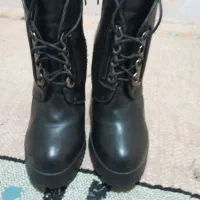 یک جفت پوتین سایز 38و یک جفت صندل سایز 37