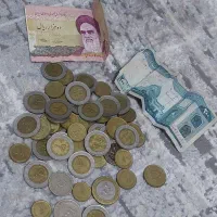 تعدادی سکه و اسکناس قدیمی