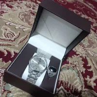 ساعت به همراه یک انگشتر