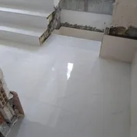 کارگر جلو دست کاشیکار میخام
