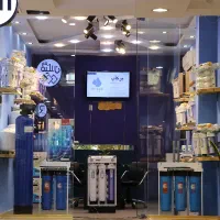 فروشنده و فروشگاه دار خانم تصفیه آب
