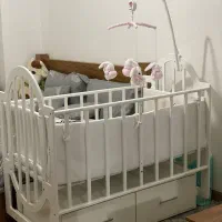 تخت کنار مادر نئنویی کاملا سالم‌و نو با تجهیزات