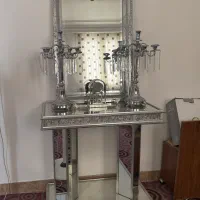 آینه و شمعدان و میز و ساعت