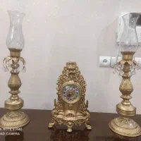 ساعت و شمعدان روی کنسولی