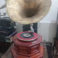 گرامافون هندلی قهوه ای|کلکسیون اشیاء عتیقه|بومهن, |دیوار