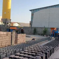 کارگر جهت کار در بلوک زنی صنعتی