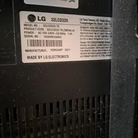 تلویزیون LED۳۲ اینچ و میز شیشه‌ای مشکی  تمیز سالم