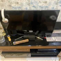 یک عدد تلویزیون به همراه میز