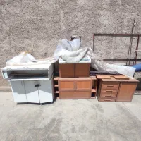 تعدادی کابینت و یک عدد یخچال ویترینی