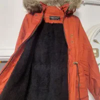 تعدادی کاپشن و بارانی|لباس|رشت, فلسطین|دیوار