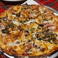 دو نفر نیروی کار  ماهر پیتزا زن و فرکار