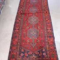 یک جفت کناره گوشتدار .و یک جفت قالیچه کهنه