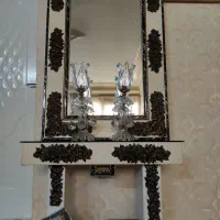 میز و آیینه با شمعدان