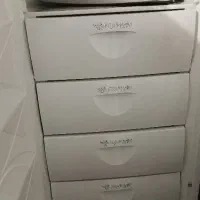 دو عدد قالی و یک فریزر پارس و تخت خواب