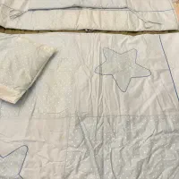پتو روی تخت و محافظ دور تخت پسرانه کاملا تمیز|رختخواب، بالش، پتو|تهران, دروس|دیوار