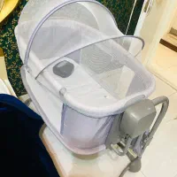 تخت کنار مادر و لباس نوزادی