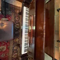 پیانو اگوستیک برند برگمولر رنگ ماهگونی قیمت عالی