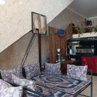 تخت بزرگ آهنی و قلیان و روفرشی