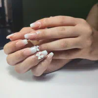خدمات و آموزش کاشت ناخن