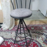 یک عدد صندلی چرخشی و دوعدد تابلو عکس پارچه ایی