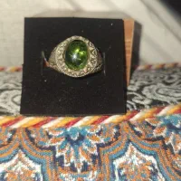 انگشتر زبرجد اصل (پاک و خوش‌تراش) با رکابدست‌ساز