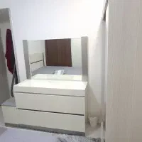 سرویس تخت خواب دو نفره با تشک و کمد و میز آرایش